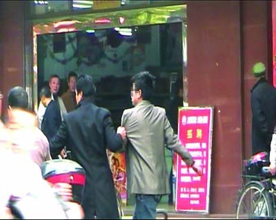 富家子跪街乞讨“找刺激” 称两天没吃饭(图)