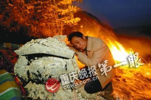 下葬一年 被人撬出棺木丢弃荒野(图)