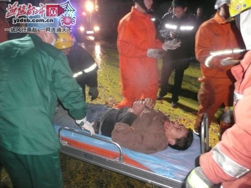 河北两货车相撞 数千公斤鸡蛋“流成河”(图)