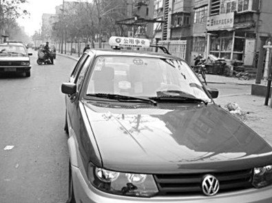 辽宁年轻的哥撞伤人无钱赔偿 下跪赔罪(图)
