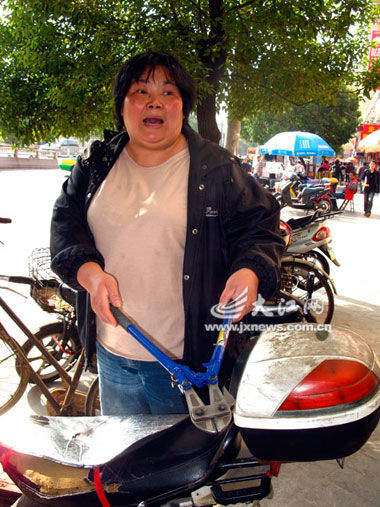女失主与两贼打斗呼救30余人旁观不帮忙(图)