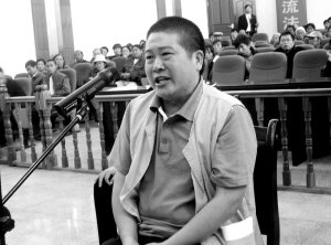 云南罗平交通副局长被砍死案开审 凶手求一死