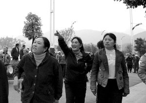 云南罗平交通副局长被砍死案开审 凶手求一死