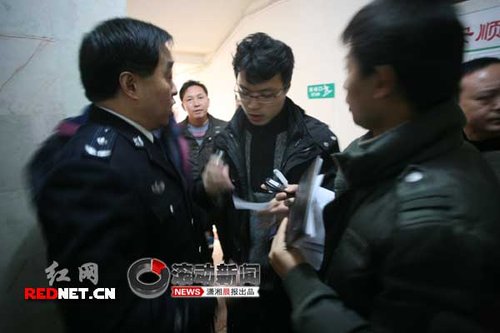 贵州枪击案发布会:公安局副局长一问三不知