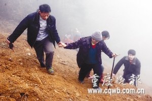 老革命遗孀拾荒度日续:带军功章拜祭老伴