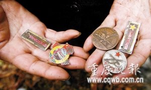 老革命遗孀拾荒度日续:带军功章拜祭老伴