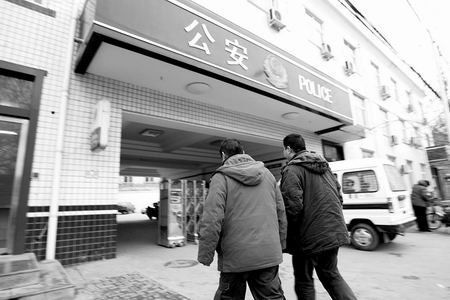 1月20日,武天义(左)在记者陪同下向警方自首。