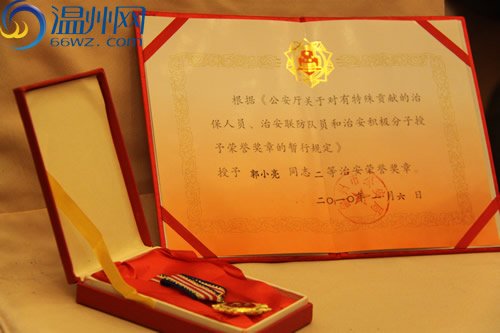 男子抡自行车砸倒飞车劫匪续:被授治安奖章