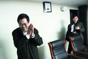 昨日,国务院法制办副主任郜风涛接受采访后离开。本报记者 杨杰 摄