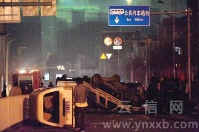 昆明发生民众与城管冲突事件 多辆执法车被掀