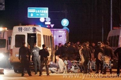 昆明发生民众与城管冲突事件 多辆执法车被掀