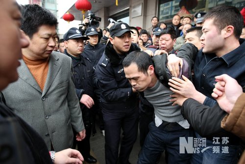 无锡成功处置一起持刀劫持人质事件(组图)
