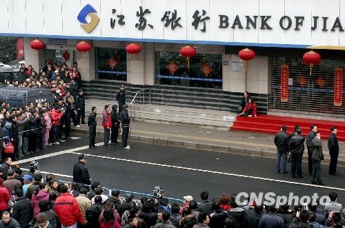 无锡成功处置一起持刀劫持人质事件(组图)