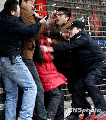 无锡成功处置一起持刀劫持人质事件(组图)