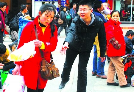 记者体验学雷锋 主动帮助10人被8人谢绝(图)
