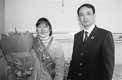 女检察官荣获一等功 曾遭报复泼汽油重度烧伤