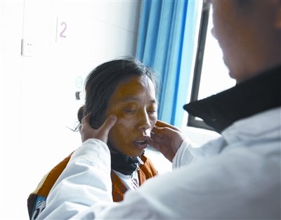 女环卫工制止男青年乱扔废纸被打成重伤(图)