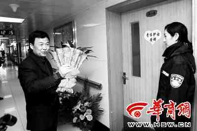 女交警被奔驰碾压续:怕父亲担心称是轻碰(图)