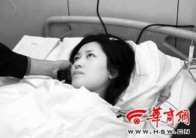 女交警被奔驰碾压续:怕父亲担心称是轻碰(图)