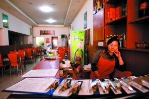 唐家岭搬迁开始 “蚁族”不舍商家无奈(组图)