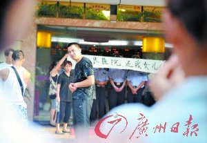少妇手术台上死亡 家属疑医生手术中喝水就餐