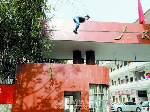 男子疑遭人追杀爬上警局大门欲轻生(组图)