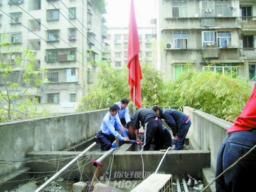 男子疑遭人追杀爬上警局大门欲轻生(组图)