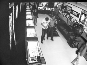 手表店遭洗劫445块表被盗 价值380余万(图)