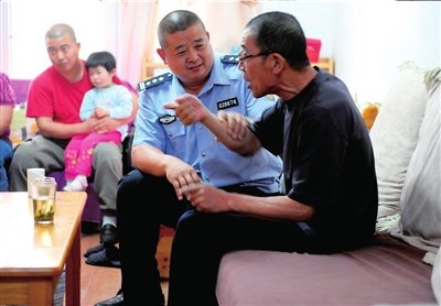 老汉因经济适用房将被强行收回欲浇油自焚