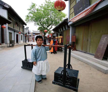 2006年5月3日,山东阳谷县狮子楼风景区,是开发《金瓶梅》文化力度最大的地方。招聘来的身高不足一米的武大朗沿街叫卖炊饼。东方IC