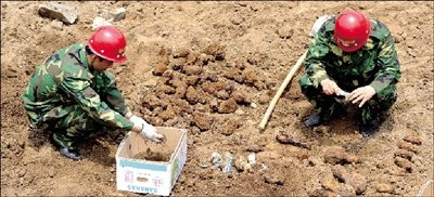 危改小区工地挖出数百炸弹遭拾荒者哄抢(图)