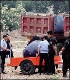 危改小区工地挖出数百炸弹遭拾荒者哄抢(图)