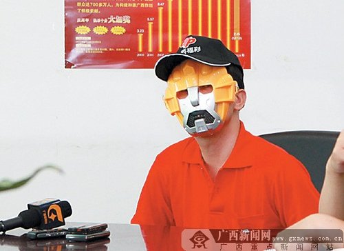 千万巨奖得主戴面具领奖 打算瞒家人一两年