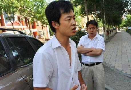 的哥称撞死宠物狗被要求磕头谢罪(组图)
