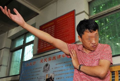 的哥称撞死宠物狗被要求磕头谢罪(组图)
