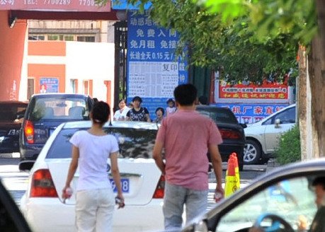 的哥称撞死宠物狗被要求磕头谢罪(组图)