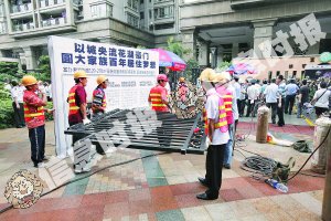 上百城管强拆小区违建铁门 与居民对峙数小时