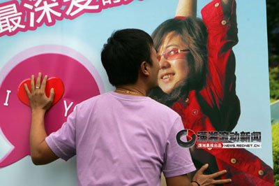 小伙将70米长横幅挂上摩天轮求婚(组图)