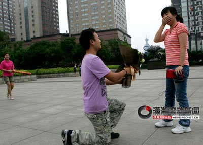 小伙将70米长横幅挂上摩天轮求婚(组图)