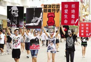 妈妈为帮女儿戒毒当9年“黑猫警长”几近崩溃