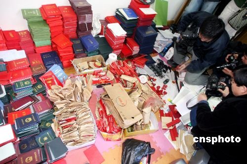 资料图片:满屋的假证件几乎涵盖所有用得上的证件。