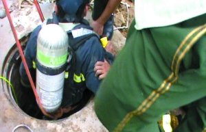 3名工人疏通污水井管道中毒致2死1伤(图)