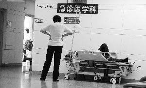男子因证人作虚假证词庭审时割腕自杀(图)
