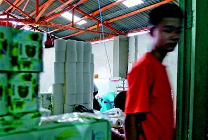 部分餐馆用劣质卫生纸代替餐巾纸 化工原料制造