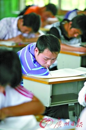 母亲8年如一日抱子求学 望其将来能自食其力