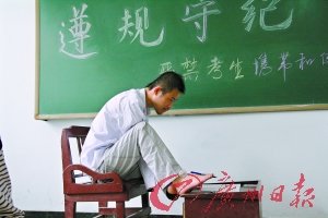母亲8年如一日抱子求学 望其将来能自食其力