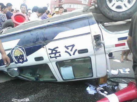 温州警察查扣无证三轮车引冲突 一警车被掀翻