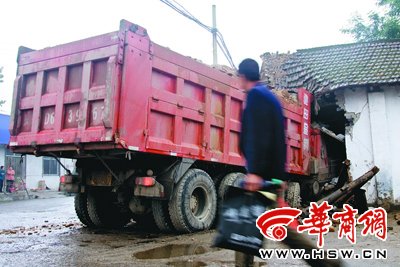 房子11天被货车撞两次女主人受惊吓心悸难眠