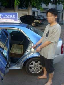 富二代离家出走花光积蓄 持刀抢劫的哥(图)