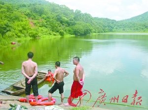 消防员仍在打捞三兄弟的遗体。